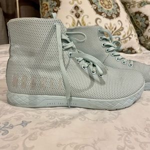 Mint tall No Bull 8.5 sz trainers